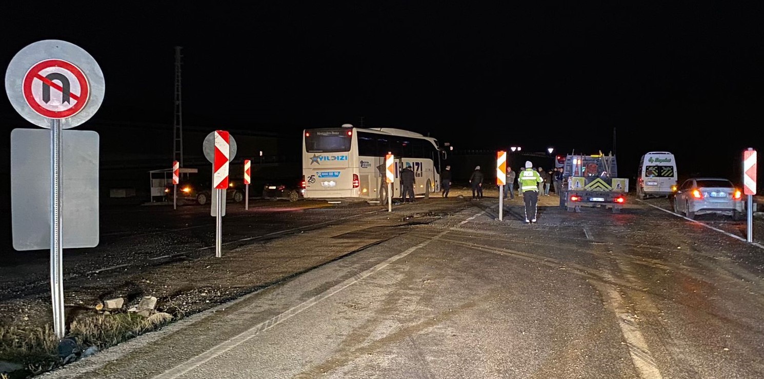 Yolcu Otobüsü Çukura Düştü: 6 Yaralı