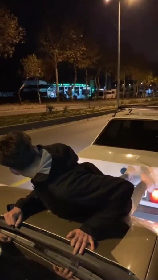 ARABANIN KAPUTUNA YATARAK ÖNDEKİ ARACI İTTİ
