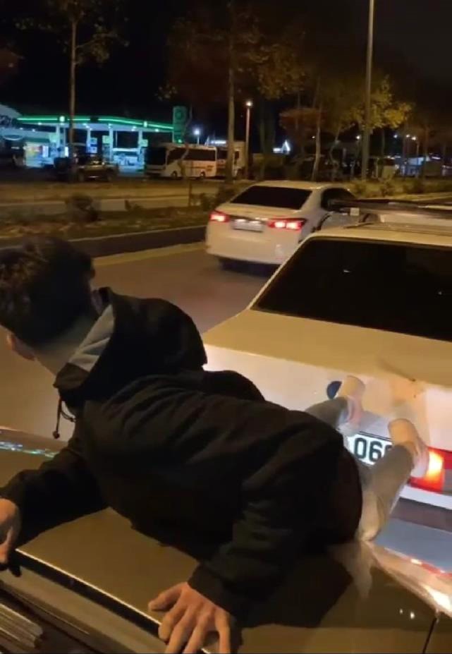 ARABANIN KAPUTUNA YATARAK ÖNDEKİ ARACI İTTİ