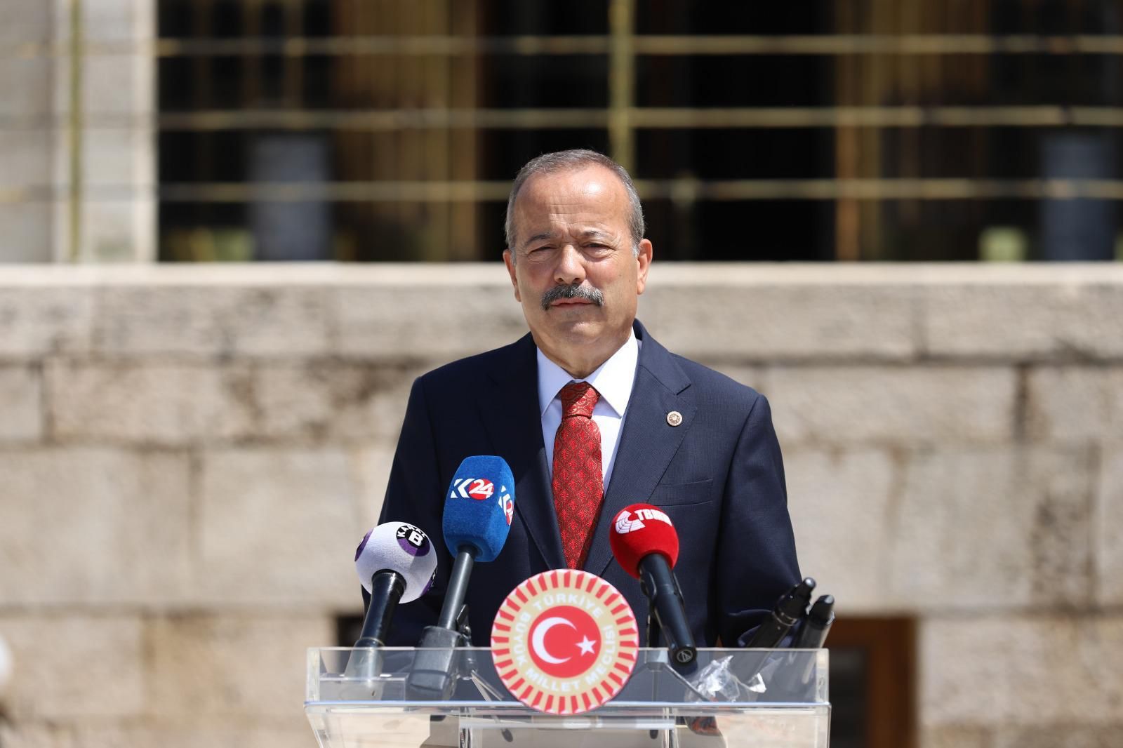 "Teröre karşı bildiriye imza atmamak CHP-DEM ittifakının gayri resmi ilanı olmuştur"