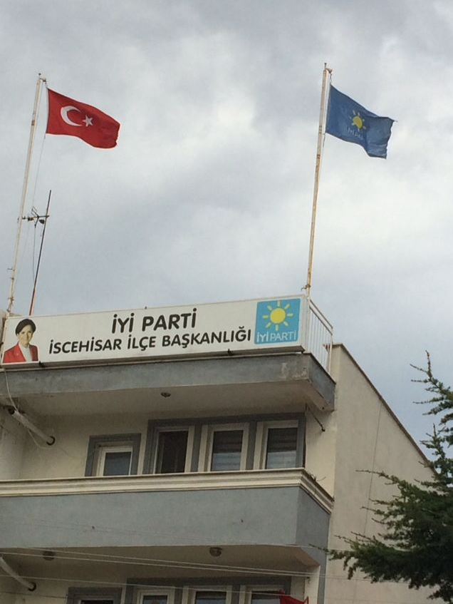 İYİ PARTİ'DEN TÜRK BAYRAKLARIYLA BİRLİK MESAJI