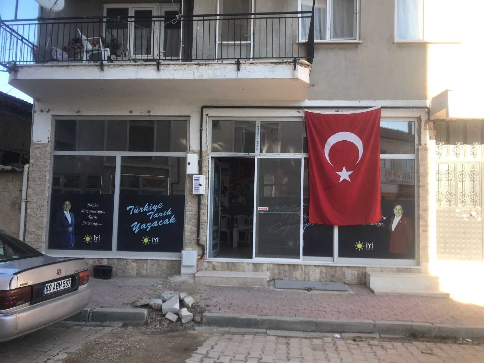 İYİ PARTİ'DEN TÜRK BAYRAKLARIYLA BİRLİK MESAJI