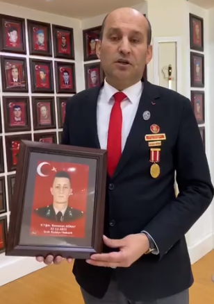 Aziz Şehidin Fotoğrafı Şehitler Köşesine Asıldı. Başkan Kumartaşlı Elleriyle Astı