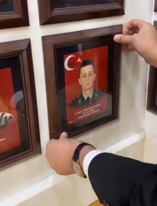 Aziz Şehidin Fotoğrafı Şehitler Köşesine Asıldı. Başkan Kumartaşlı Elleriyle Astı