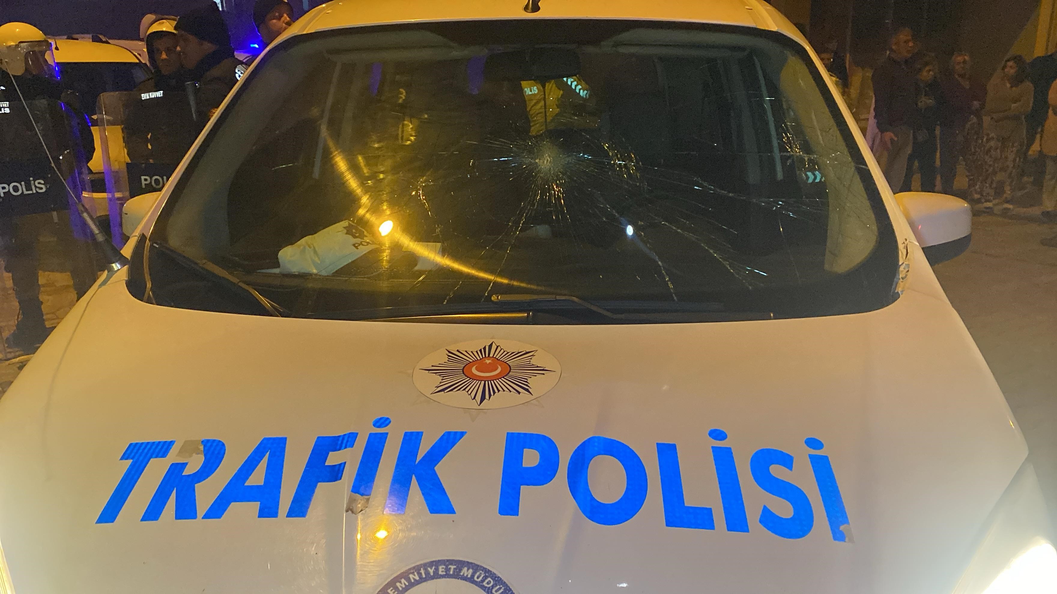 "Dur" İhtarına Uymayan Şüpheliler Polis Aracını Yumrukladı