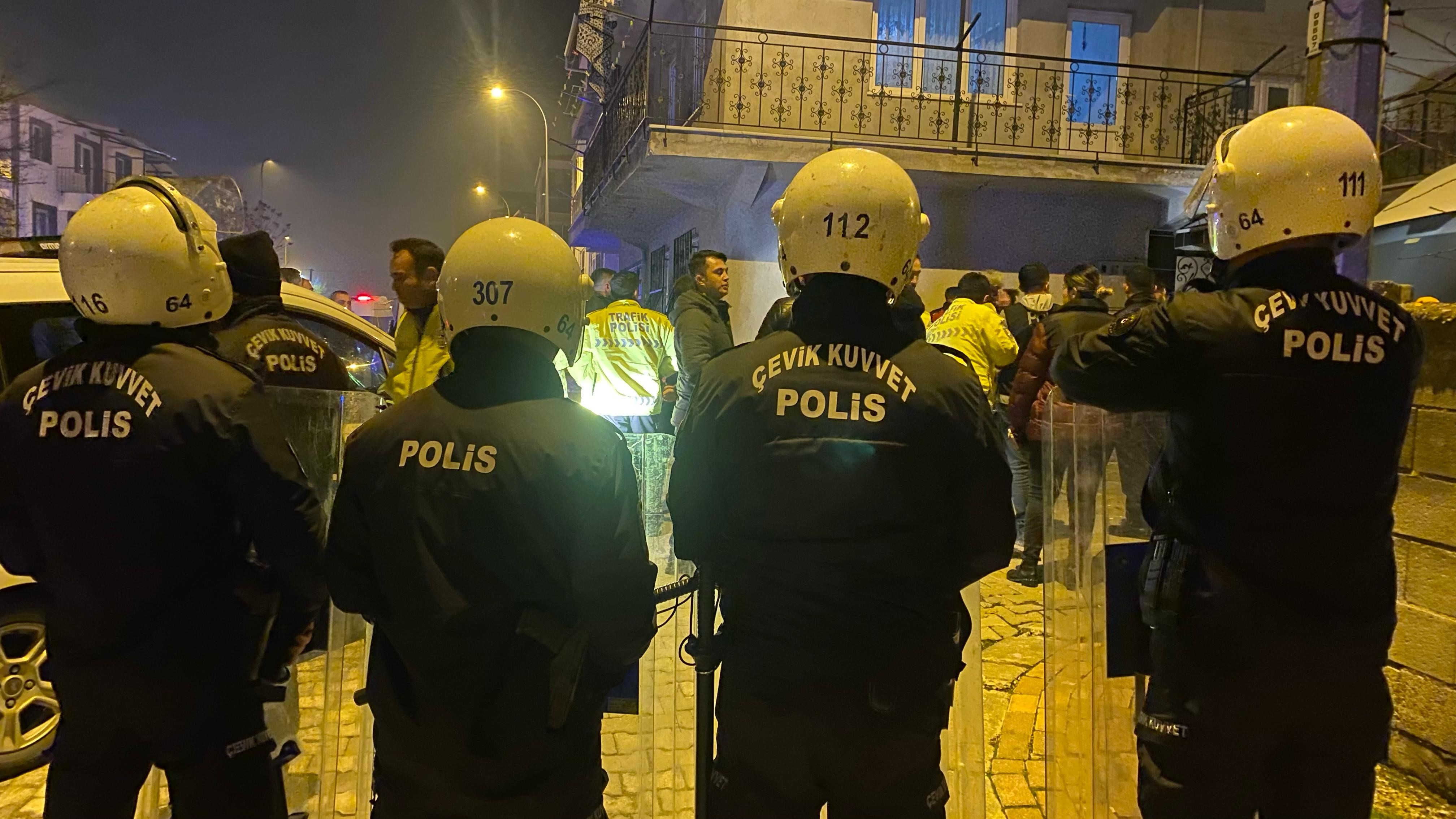 "Dur" İhtarına Uymayan Şüpheliler Polis Aracını Yumrukladı