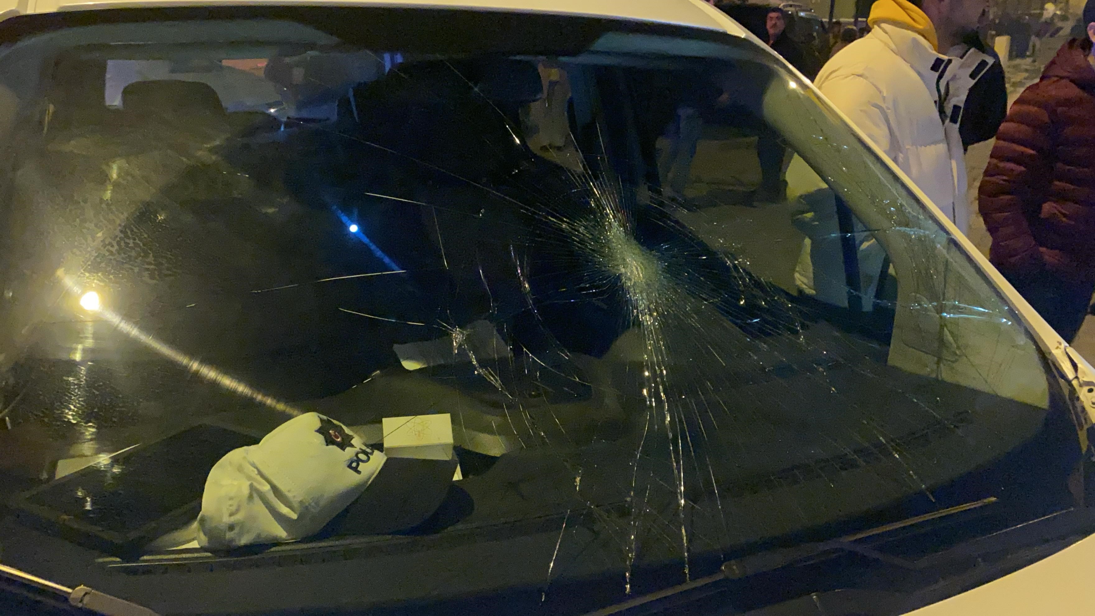 "Dur" İhtarına Uymayan Şüpheliler Polis Aracını Yumrukladı