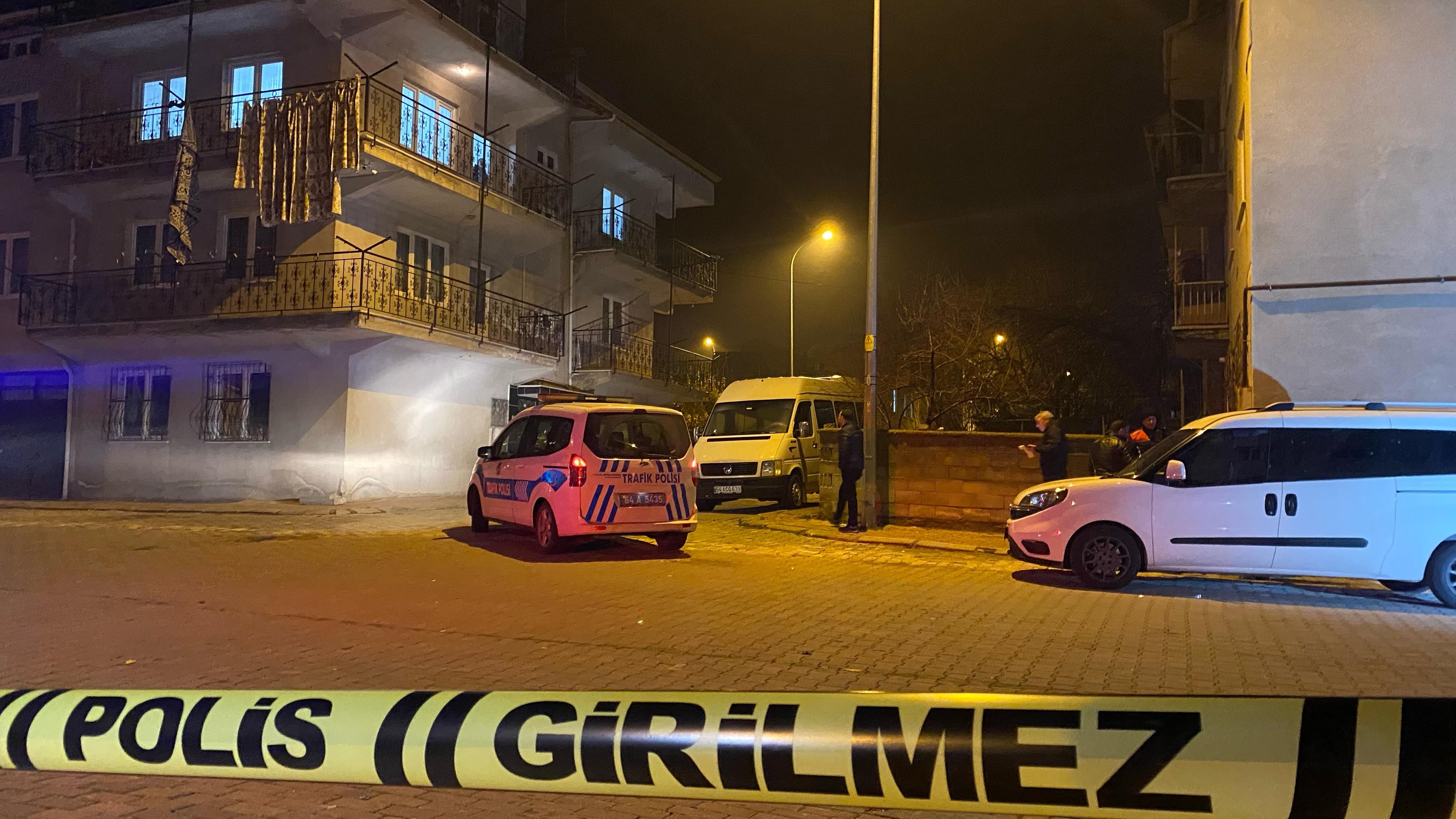 "Dur" İhtarına Uymayan Şüpheliler Polis Aracını Yumrukladı