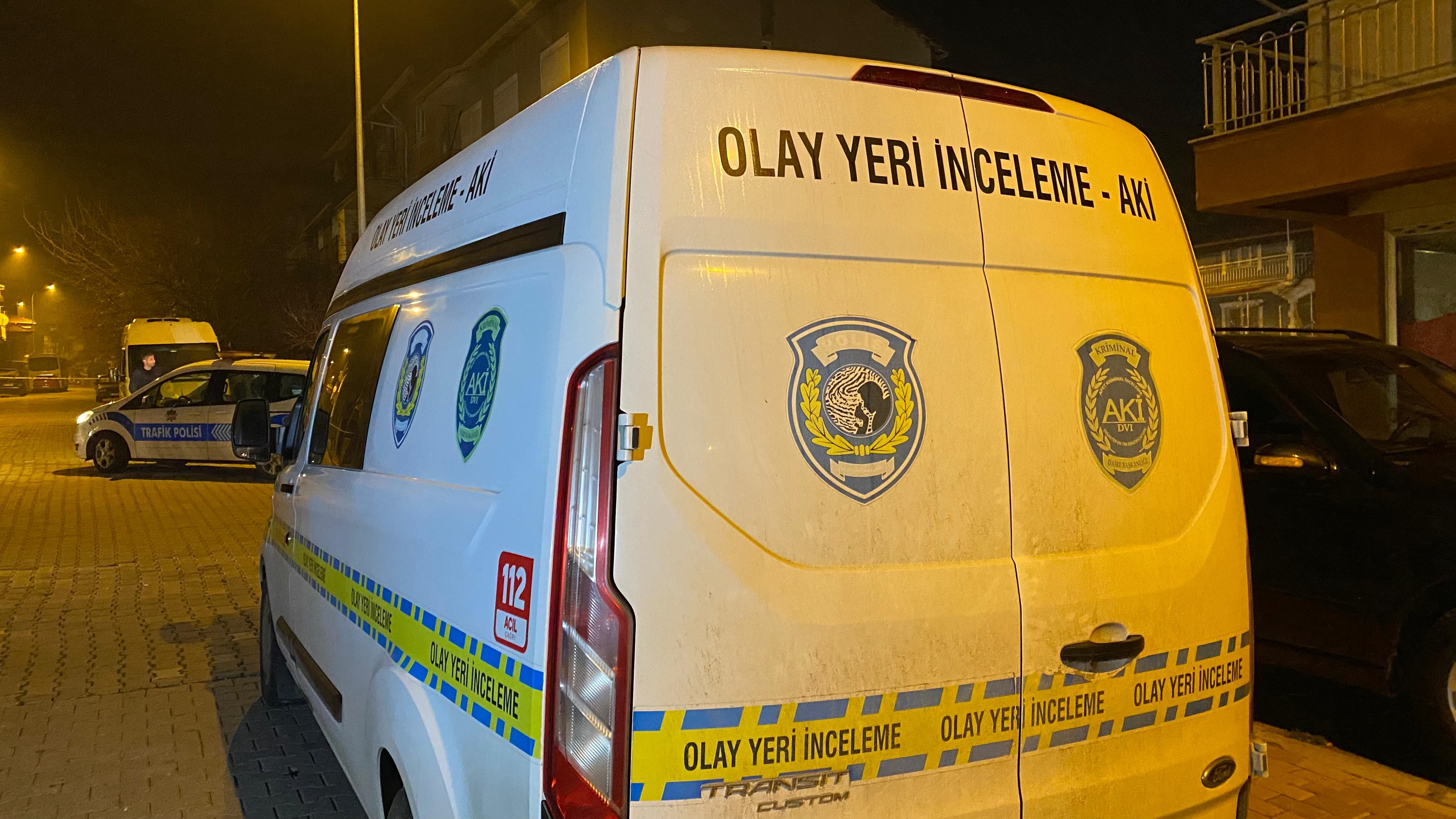 "Dur" İhtarına Uymayan Şüpheliler Polis Aracını Yumrukladı