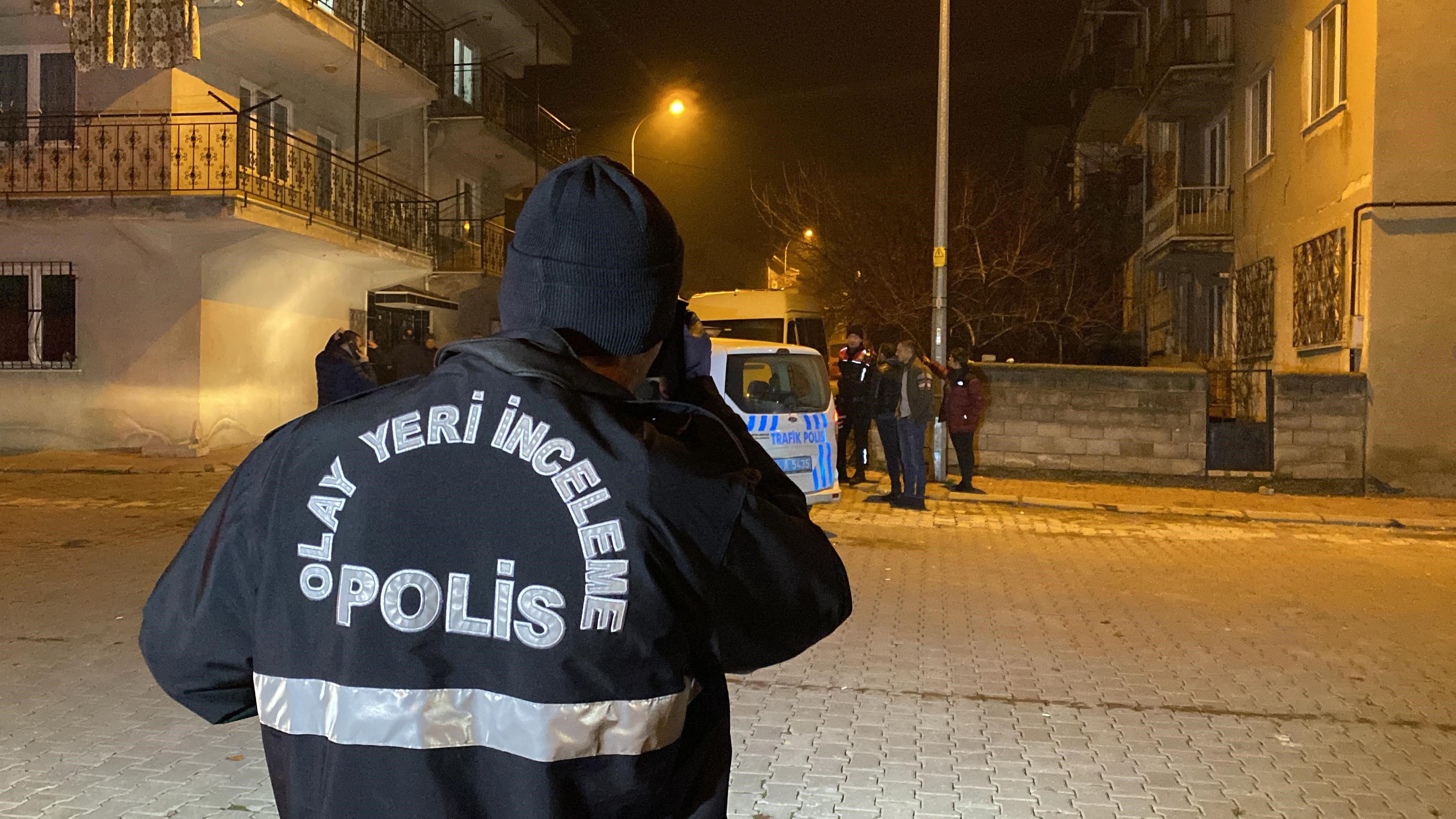 "Dur" İhtarına Uymayan Şüpheliler Polis Aracını Yumrukladı