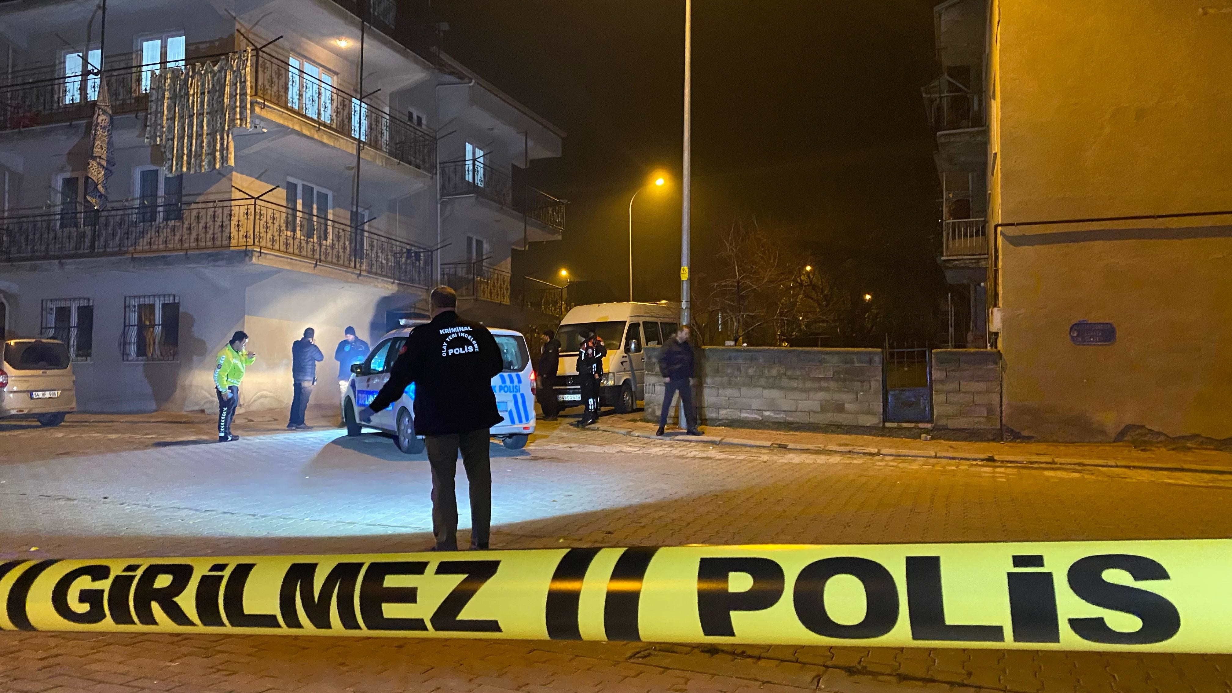 "Dur" İhtarına Uymayan Şüpheliler Polis Aracını Yumrukladı