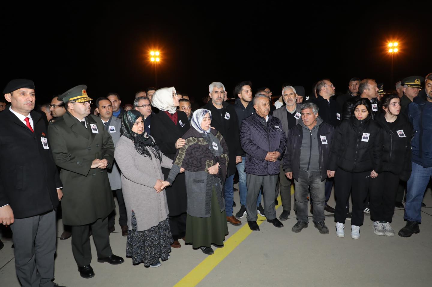 Başkan Zeybek Şehidini Karşıladı. Aileyi Yalnız Bırakmadı