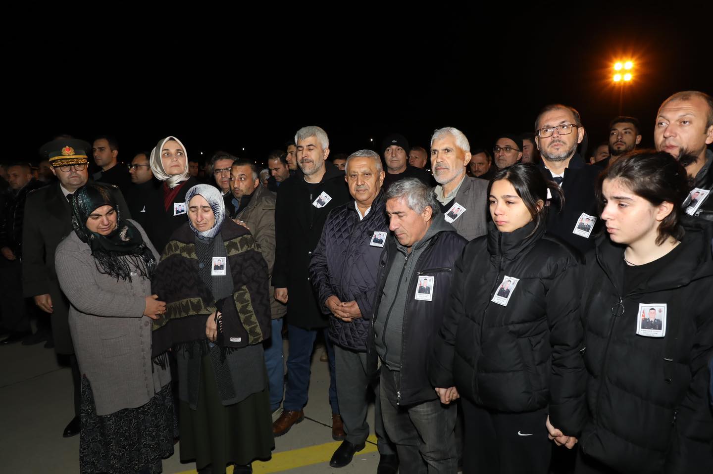 Başkan Zeybek Şehidini Karşıladı. Aileyi Yalnız Bırakmadı