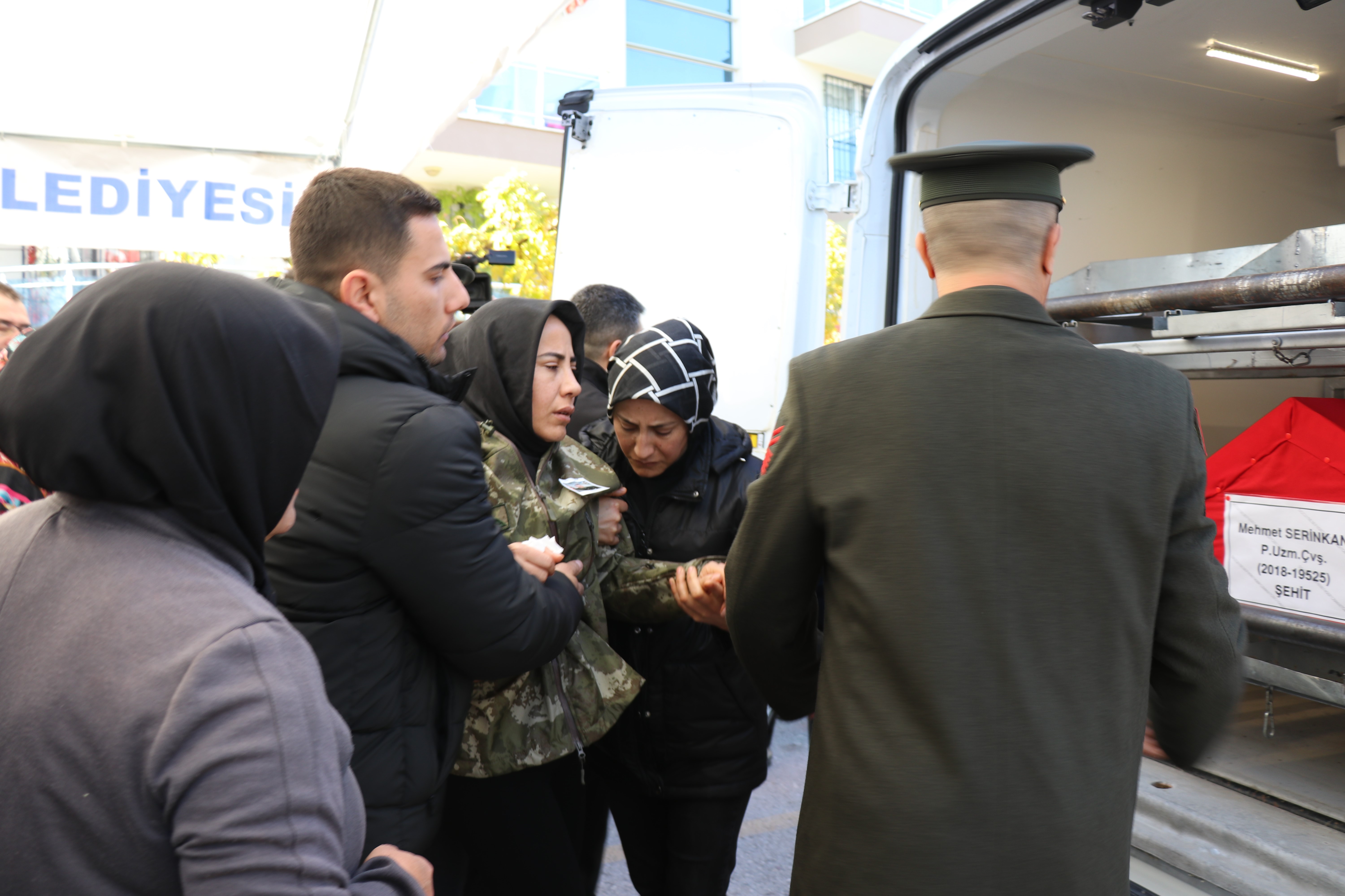 ŞEHİT EŞİNİ ASKERİ KAMUFLAJLA UĞURLADI