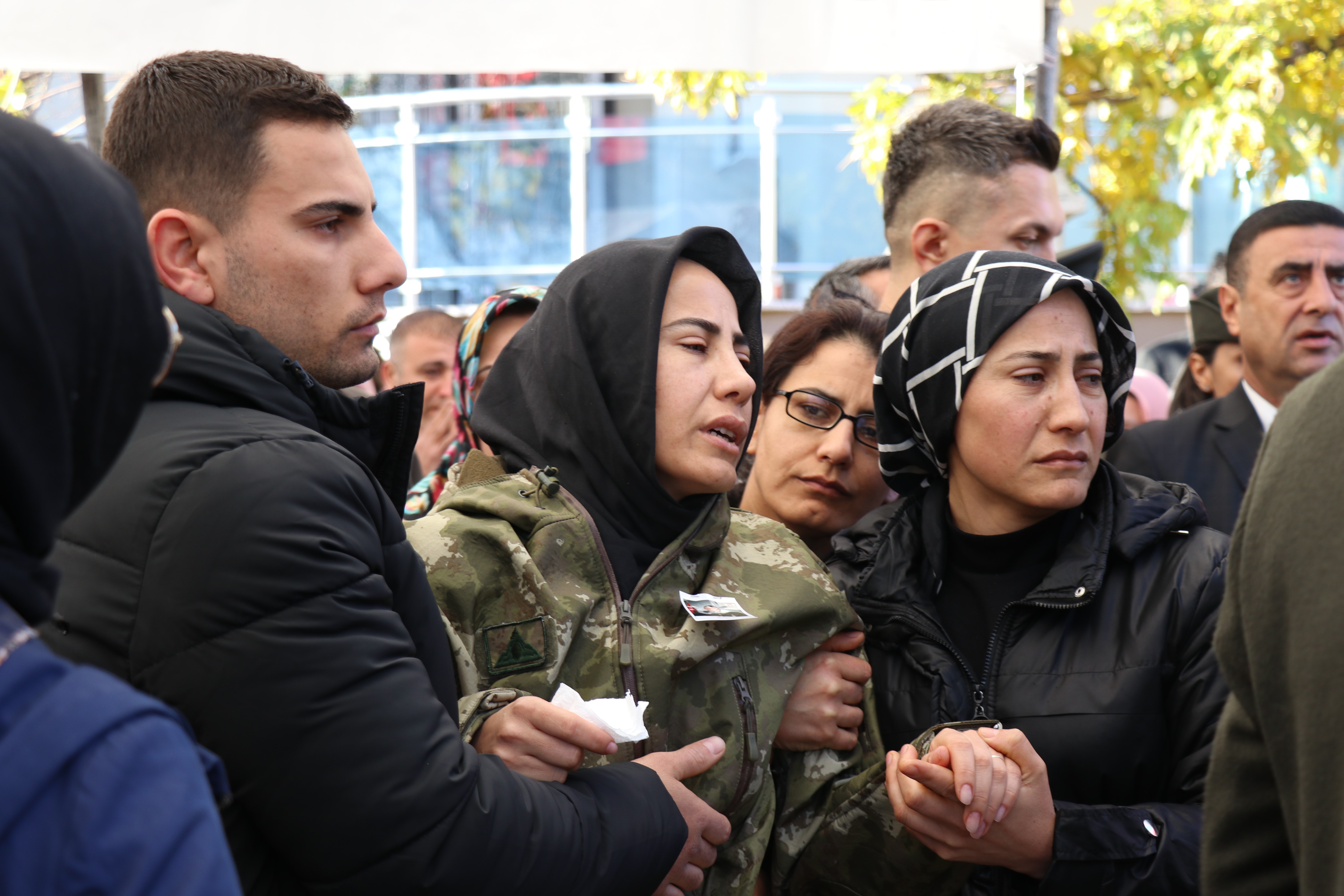 ŞEHİT EŞİNİ ASKERİ KAMUFLAJLA UĞURLADI