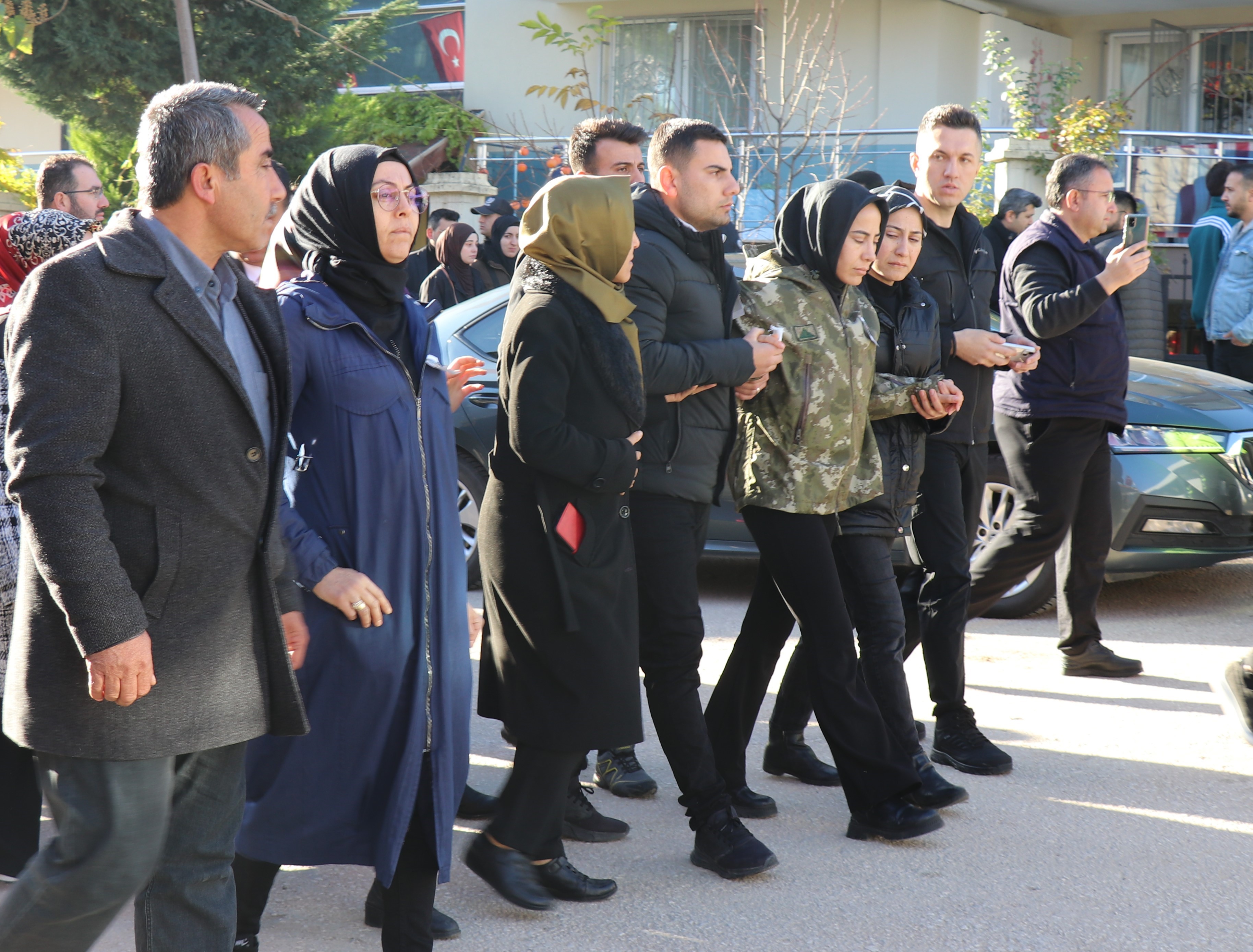 ŞEHİT EŞİNİ ASKERİ KAMUFLAJLA UĞURLADI