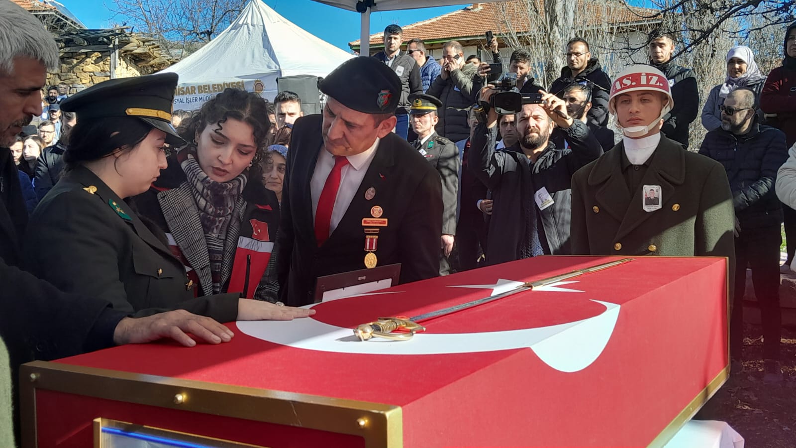 Şehit Günay'ın Kız Kardeşi  Ayakta Güçlükle Durdu. Tabutun Başında Göz Yaşı Döktü