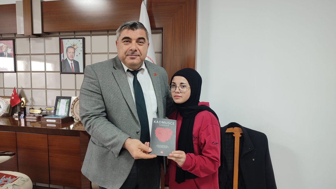 Genç Şair Müdür Sünnetci'yi Ziyaret Etti. Müdür Sünnetci Öğrenciyi Makamda Ağırladı