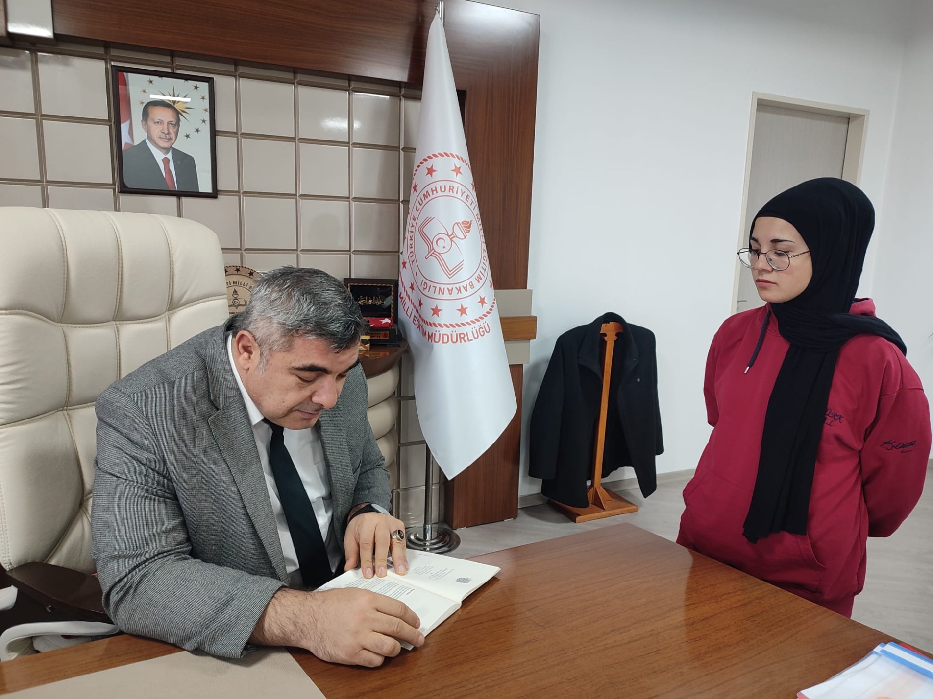 Genç Şair Müdür Sünnetci'yi Ziyaret Etti. Müdür Sünnetci Öğrenciyi Makamda Ağırladı