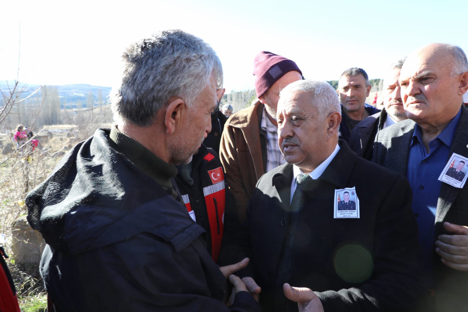 Başkan Zeybek Acılı Babaya Destek Oldu.
