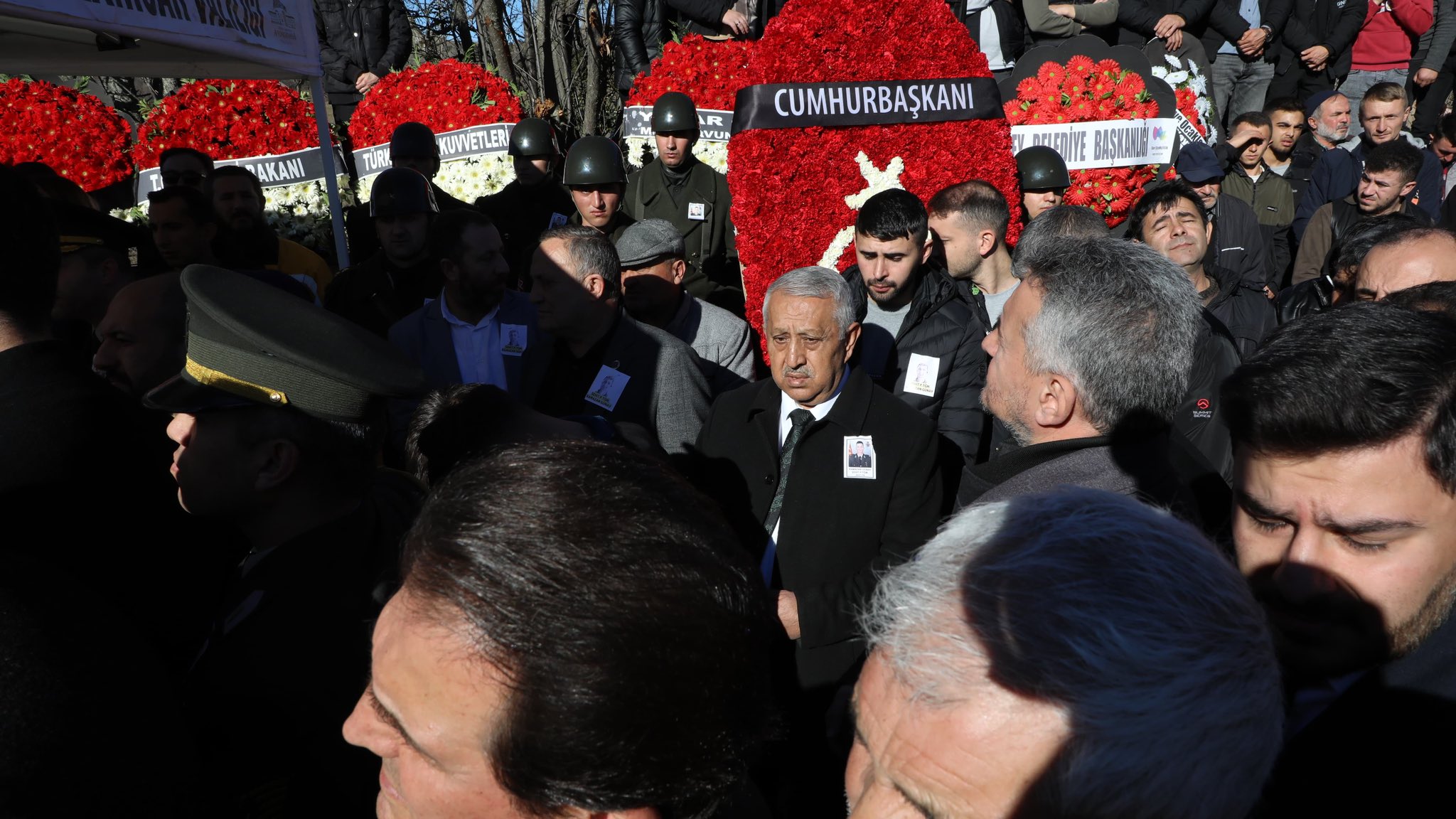 Başkan Zeybek Acılı Babaya Destek Oldu.