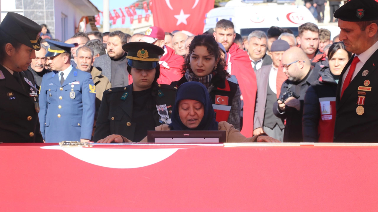 Şehit Oğluna Vedası Yürekleri Burktu
