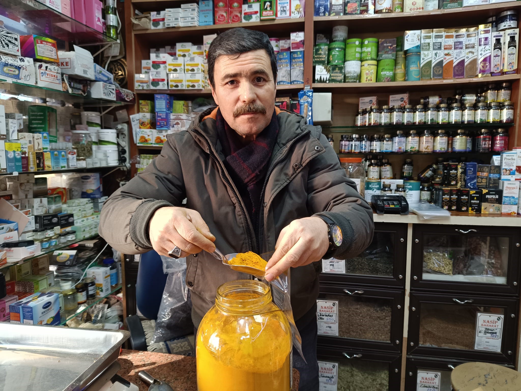 SOĞUK HAVALARDA ZERDEÇAL BİTKİSİ İLGİ GÖRÜYOR