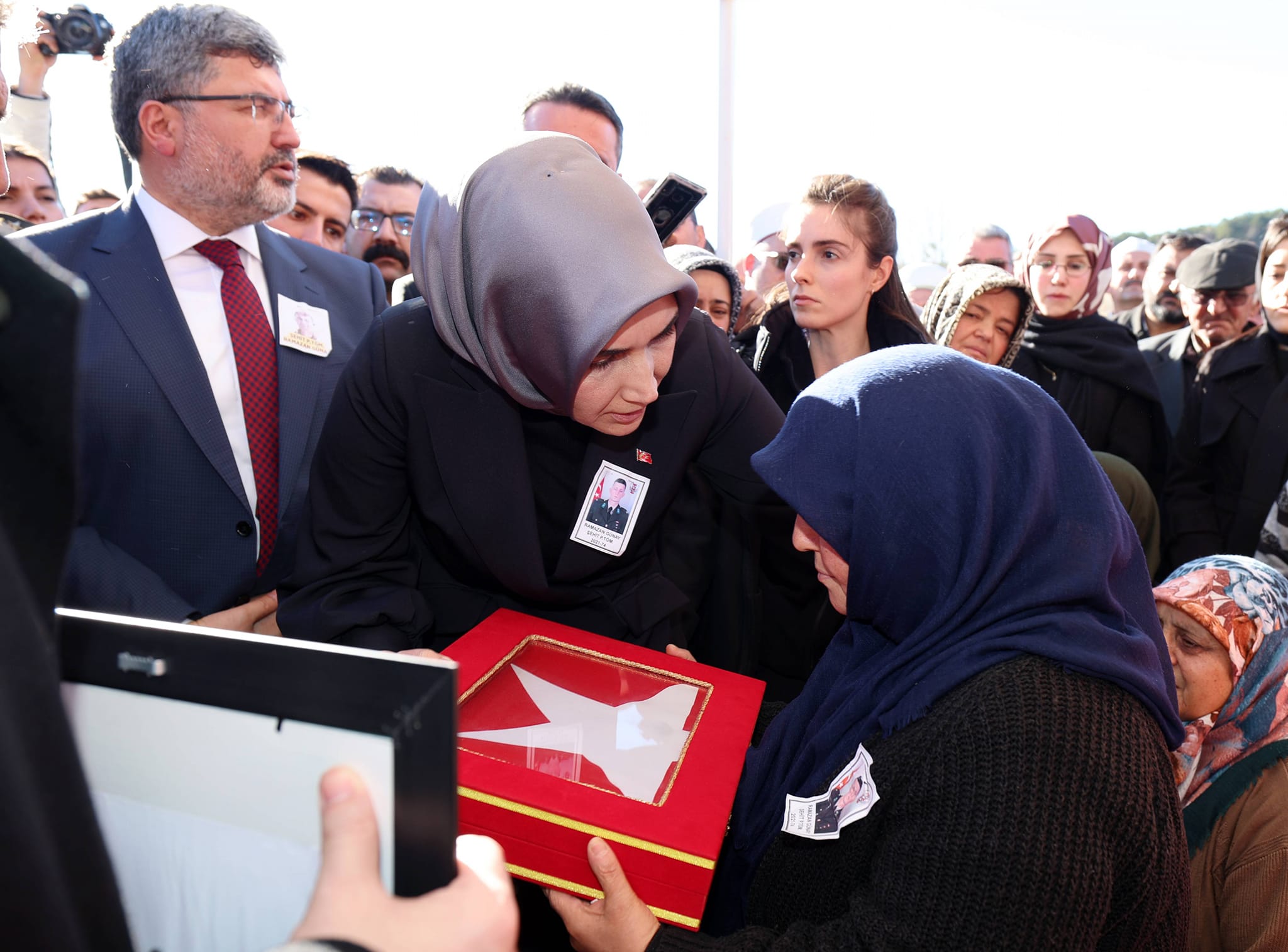 Devlet Ana Acılı Aileyi Yalnız Bırakmadı Şanlı Türk Bayrağı Şehidin Annesine Teslim Edildi