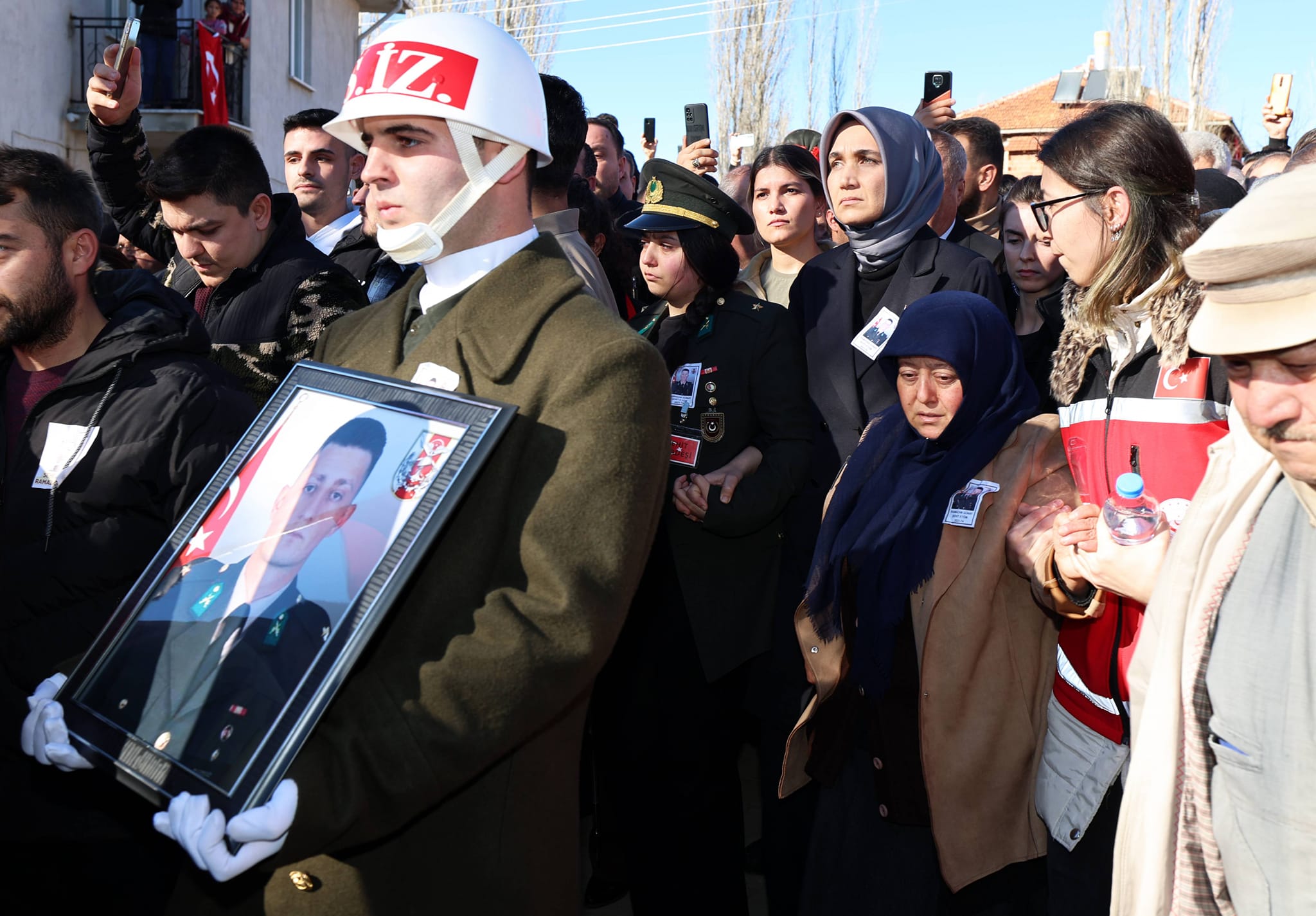 Devlet Ana Acılı Aileyi Yalnız Bırakmadı Şanlı Türk Bayrağı Şehidin Annesine Teslim Edildi