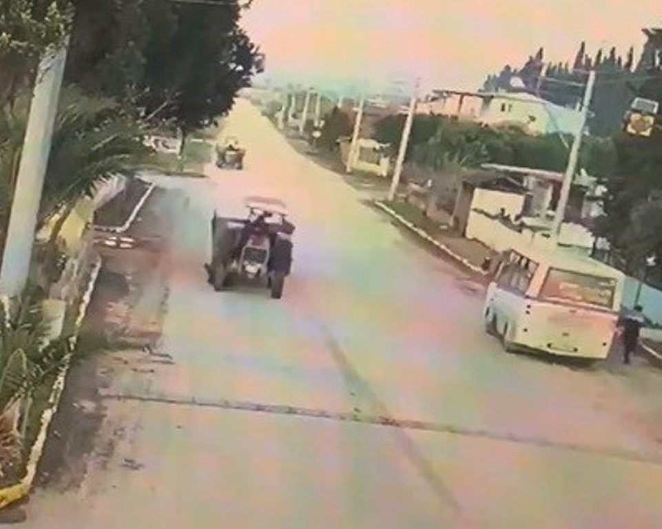 TRAKTÖR LİSE ÖĞRENCİSİNİN ÜZERİNDEN GEÇTİ!