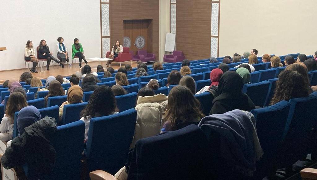 “DİŞ HEKİMLİĞİNDE KADIN OLMAK” KONULU SÖYLEŞİ DÜZENLENDİ