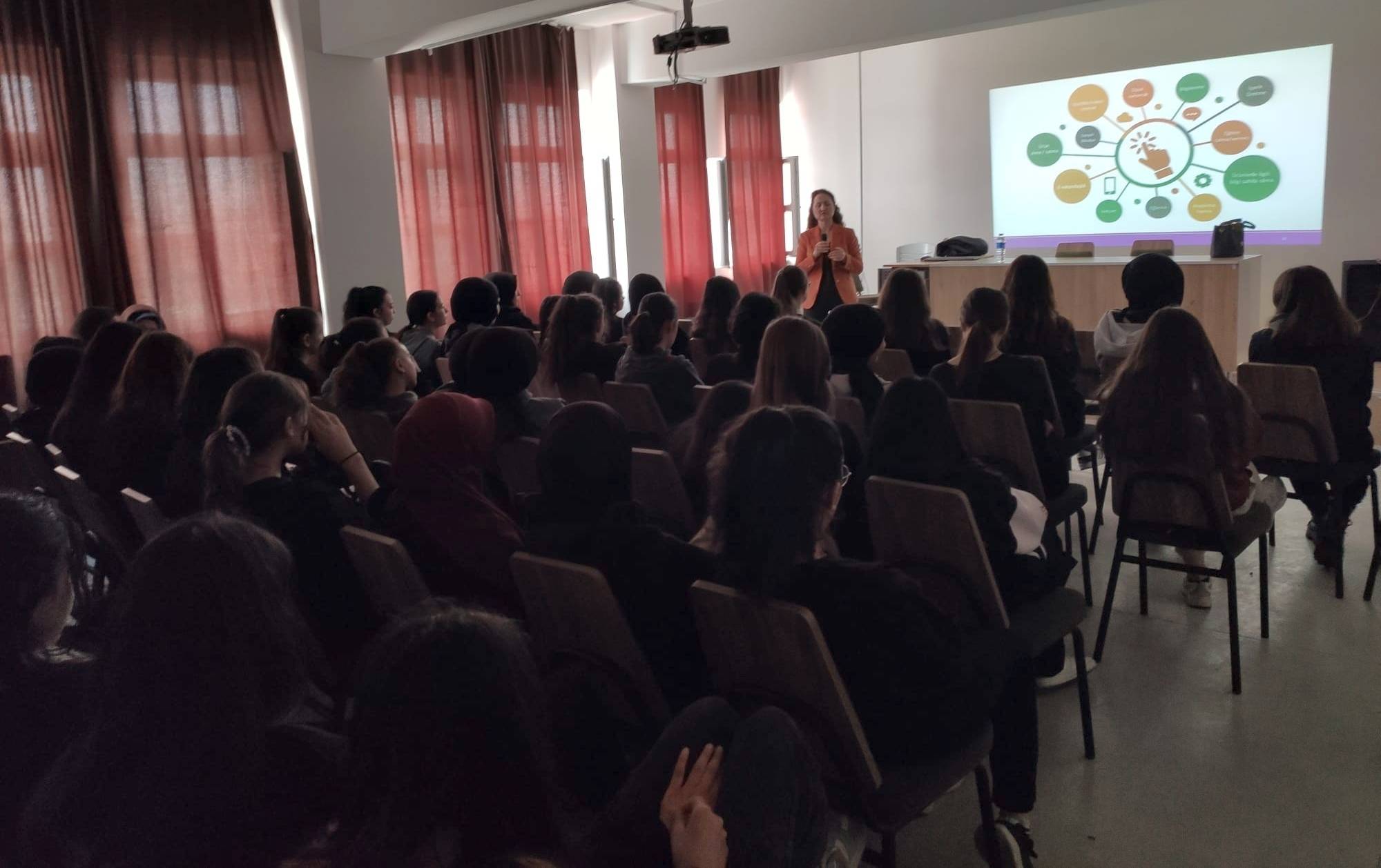 Lise Öğrencilerine Teknoloji Bağımlılığı anlatıldı