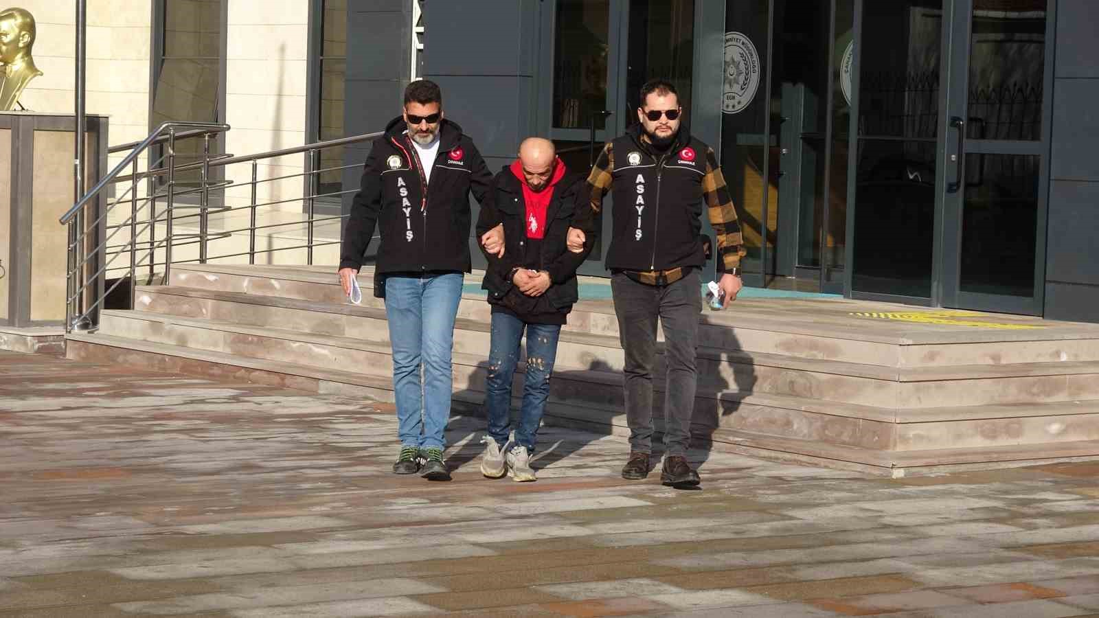 Bir kadına kezzapla saldırdı