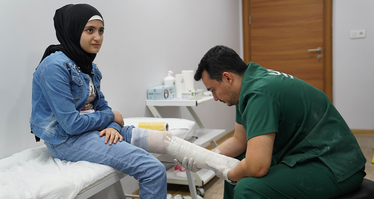 Depremde kaybettiği bacağına protezle kavuştu: