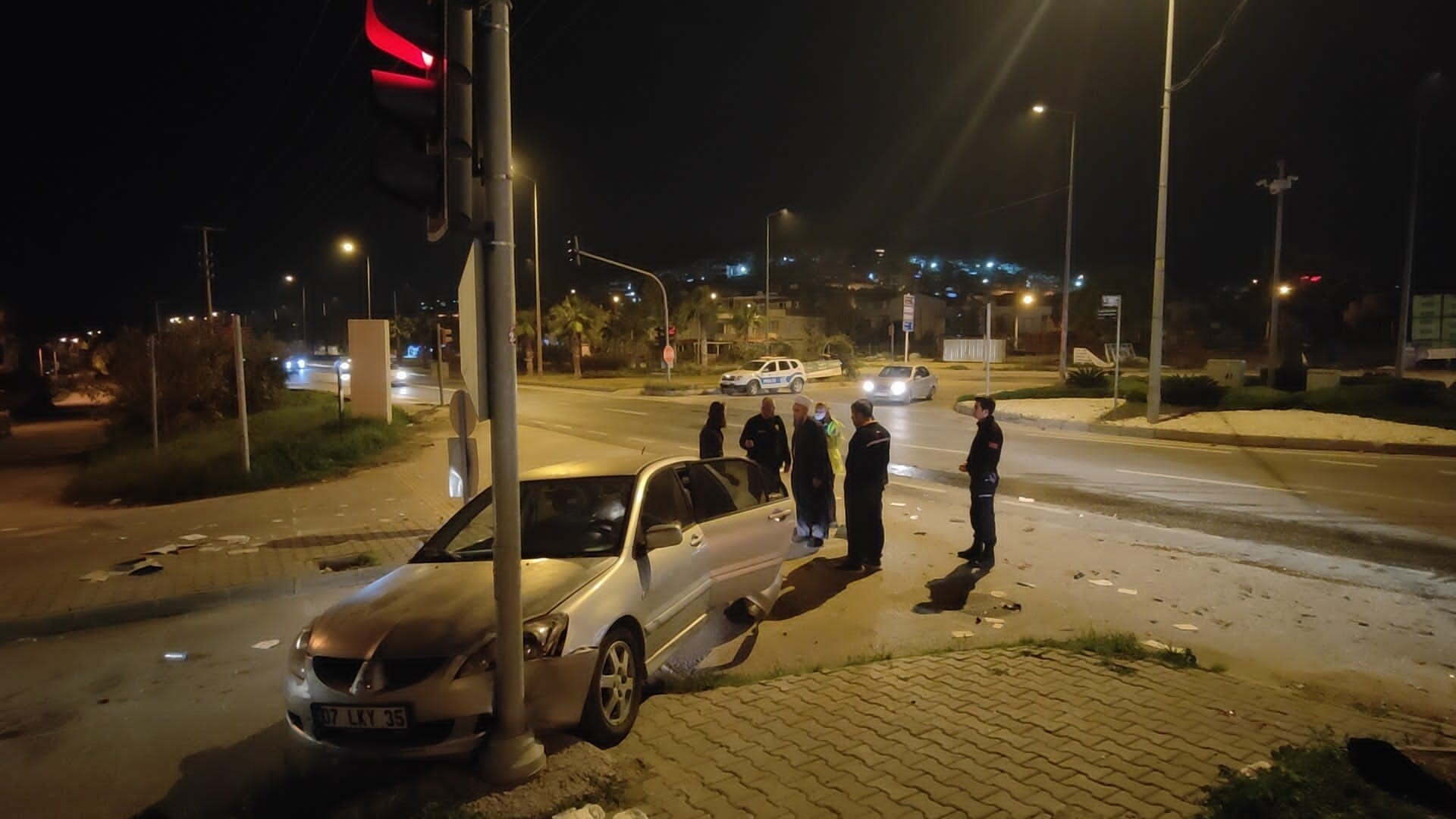 KIRMIZI IŞIK İHLALİ KAZAYA NEDEN OLDU