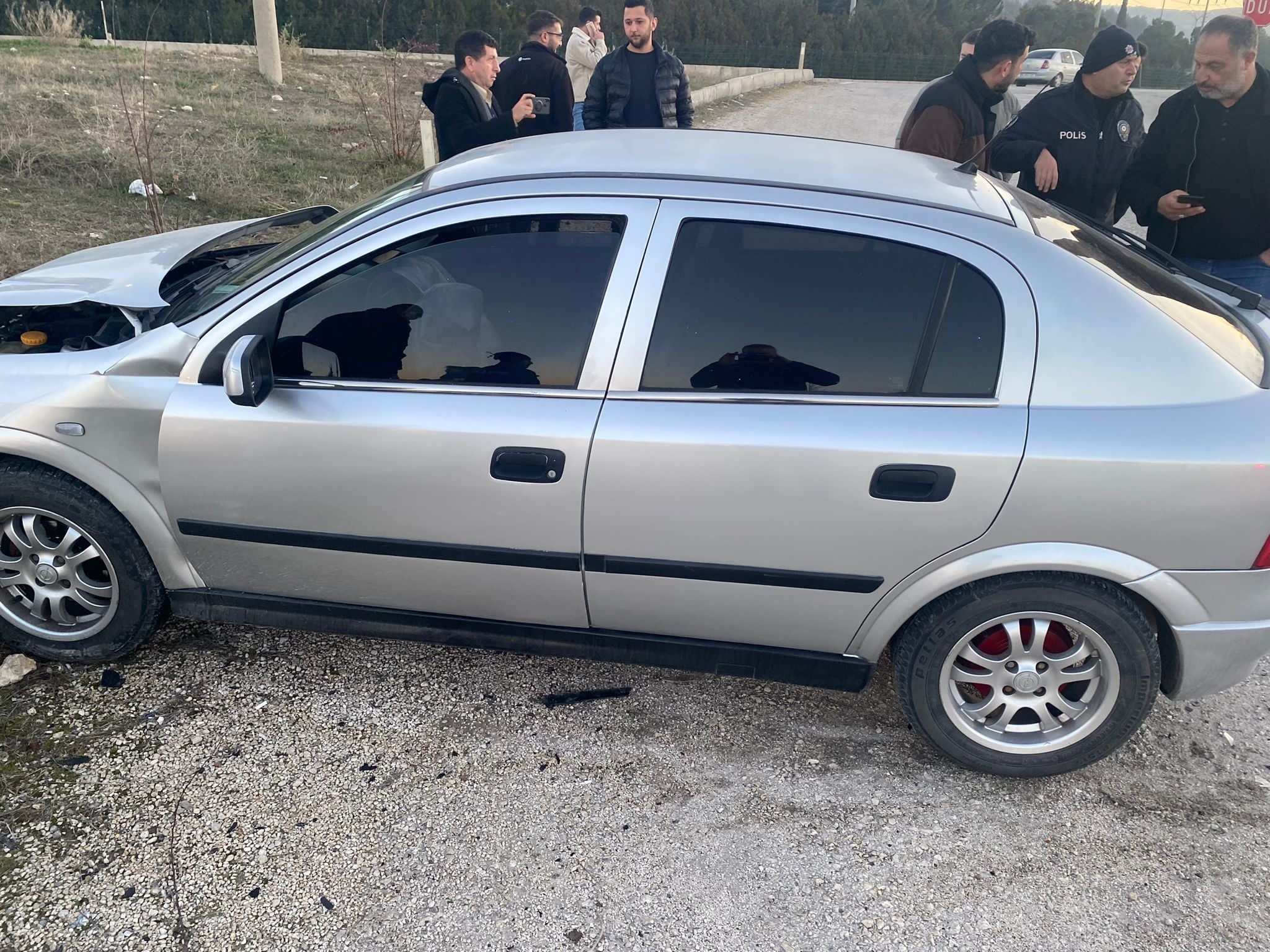 İki Otomobil Çarpıştı