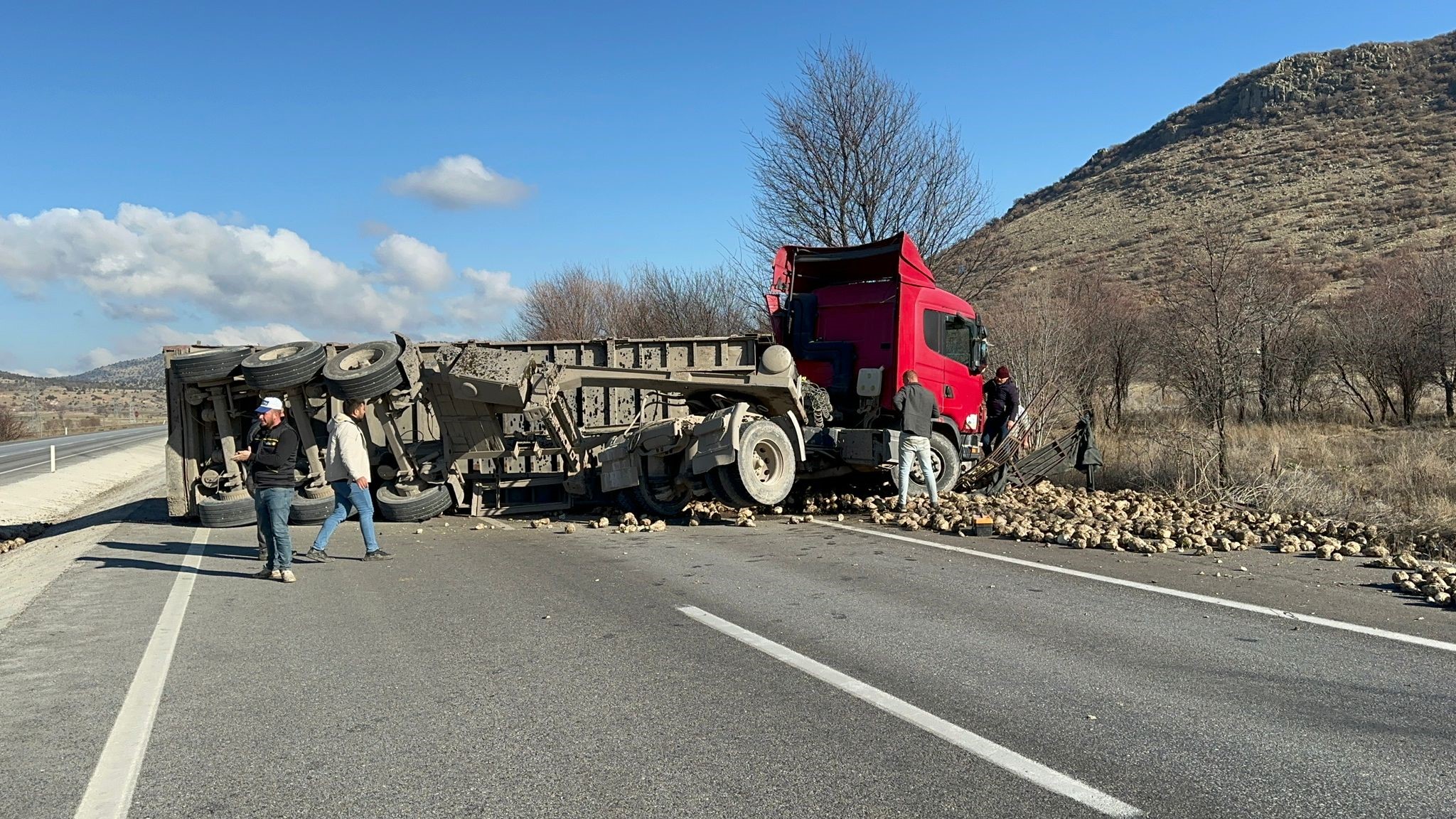 Pancar Yüklü Tır Devrildi
