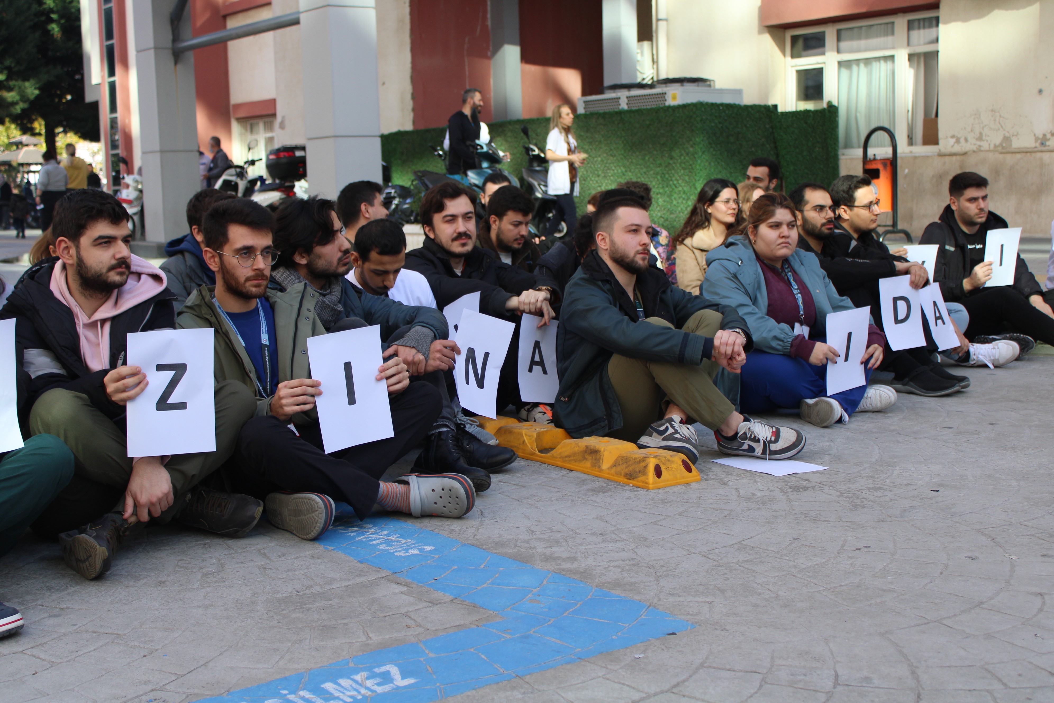 ÖĞRENCİLER İRFAN YAVAŞOĞLU’NA YAPILAN SALDIRIYI KINADI