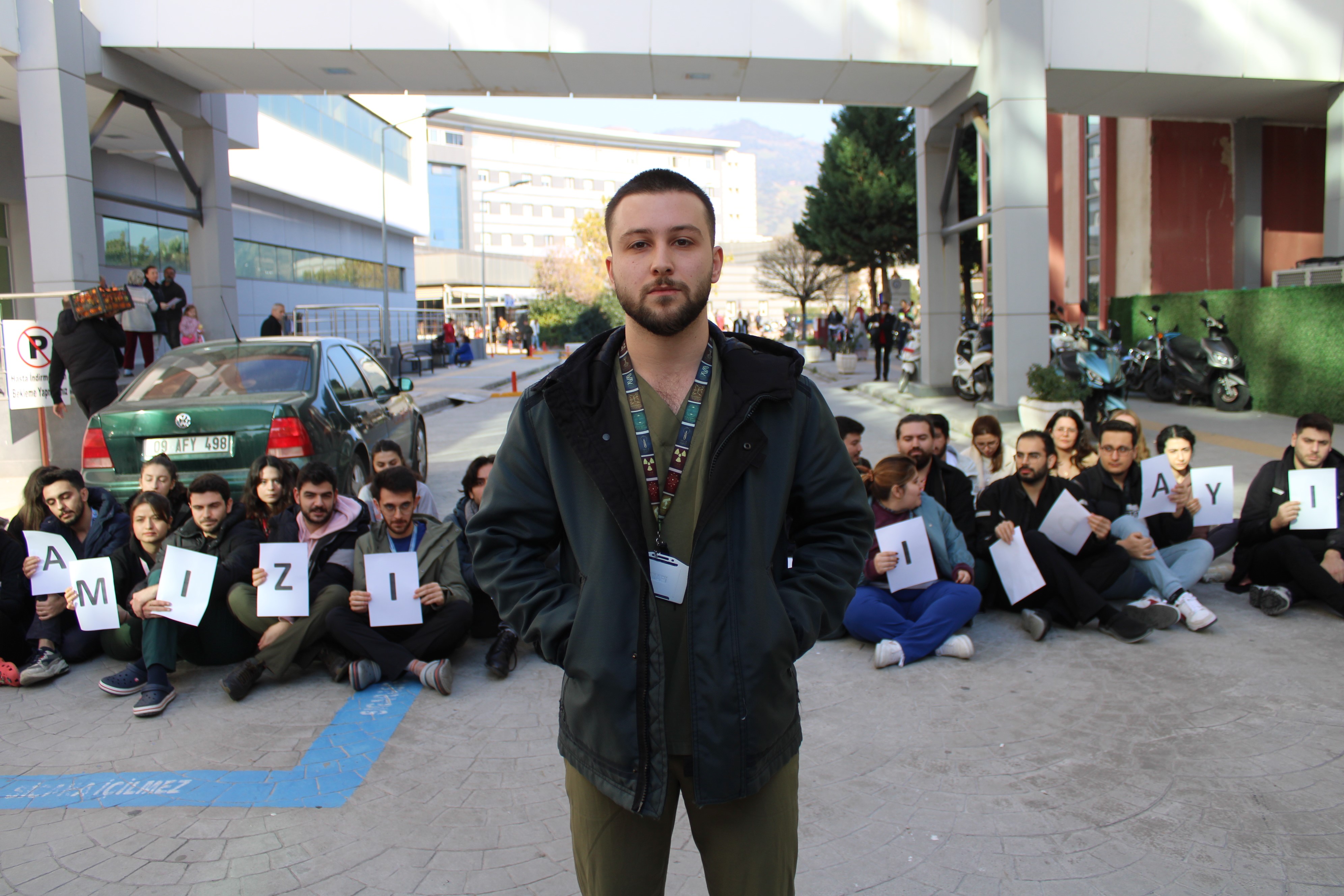 ÖĞRENCİLER İRFAN YAVAŞOĞLU’NA YAPILAN SALDIRIYI KINADI