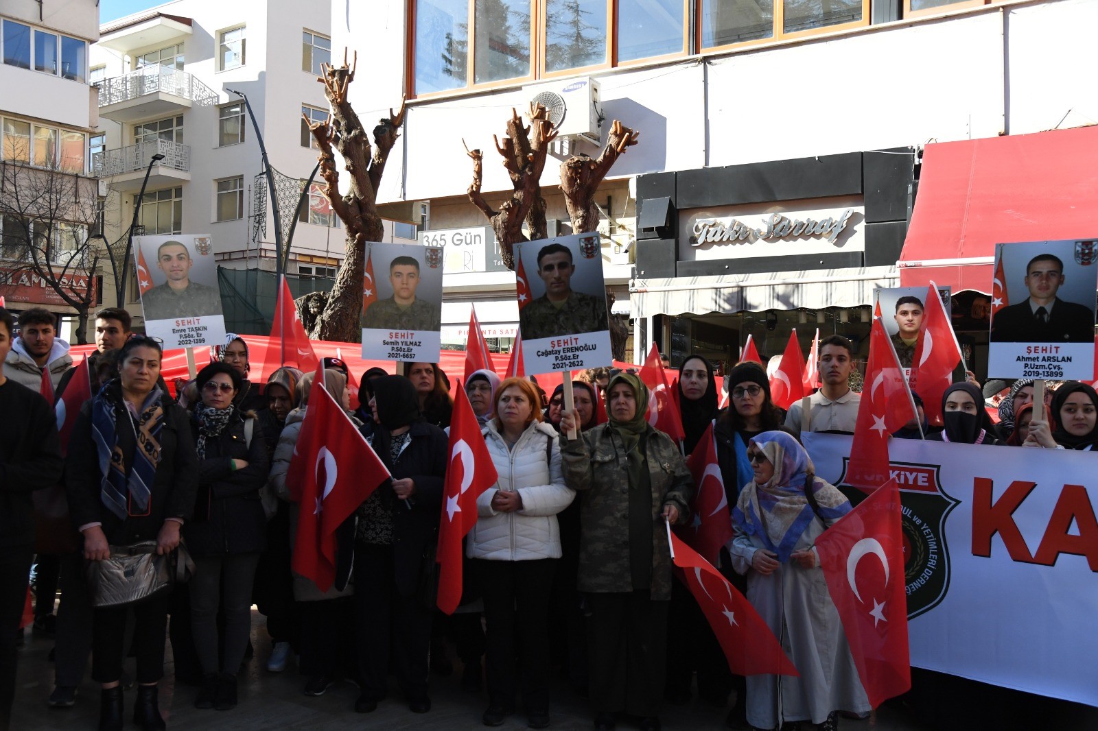 YÜZLERCE VATANDAŞ ŞEHİTLER İÇİN YÜRÜDÜ