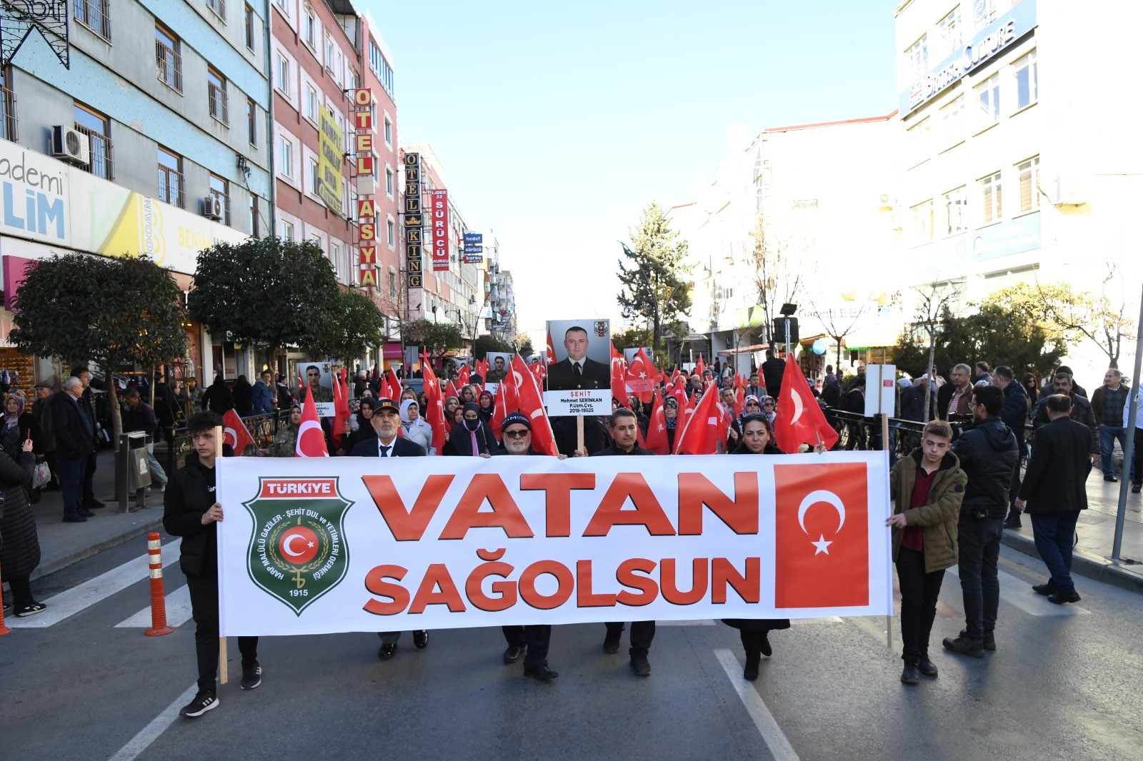 YÜZLERCE VATANDAŞ ŞEHİTLER İÇİN YÜRÜDÜ
