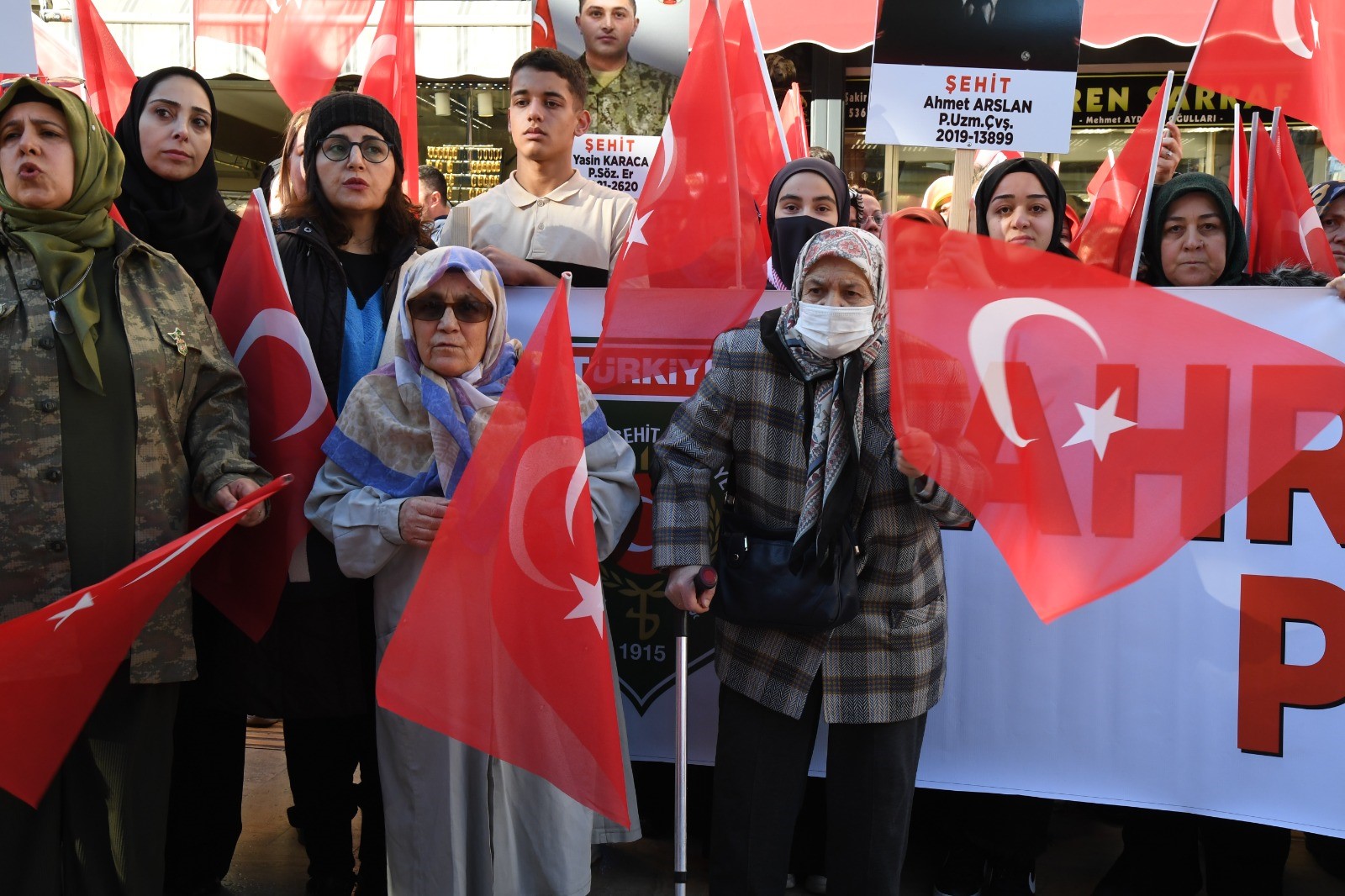 YÜZLERCE VATANDAŞ ŞEHİTLER İÇİN YÜRÜDÜ