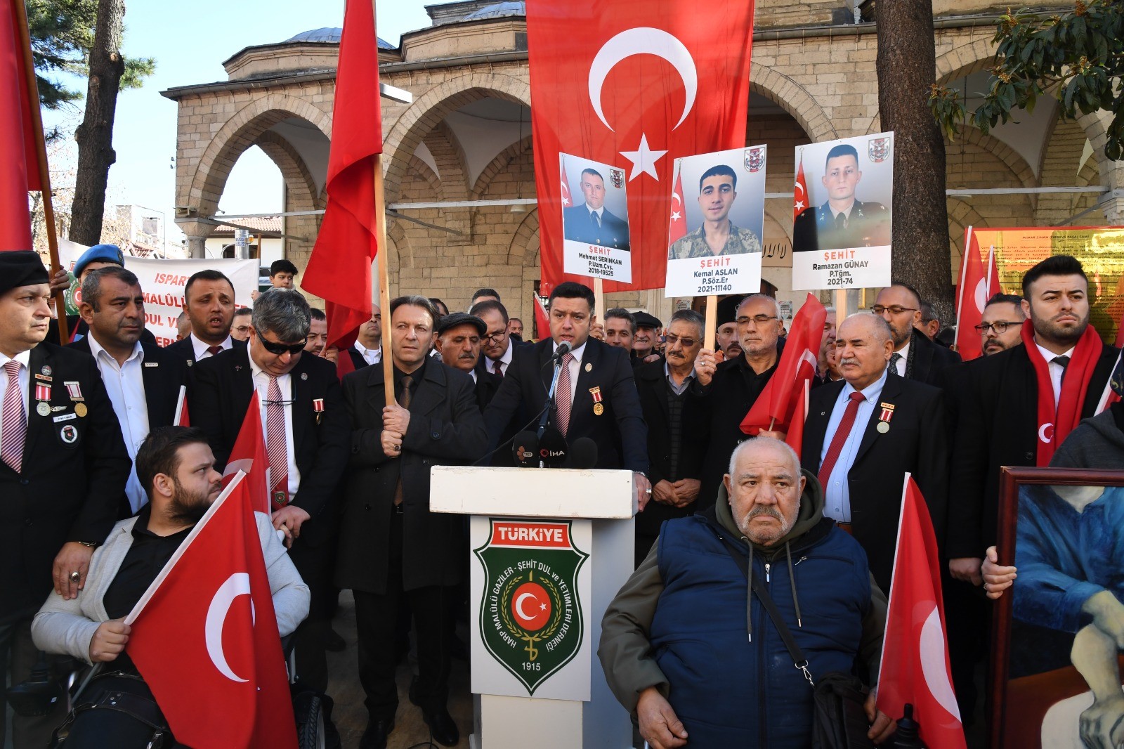 YÜZLERCE VATANDAŞ ŞEHİTLER İÇİN YÜRÜDÜ