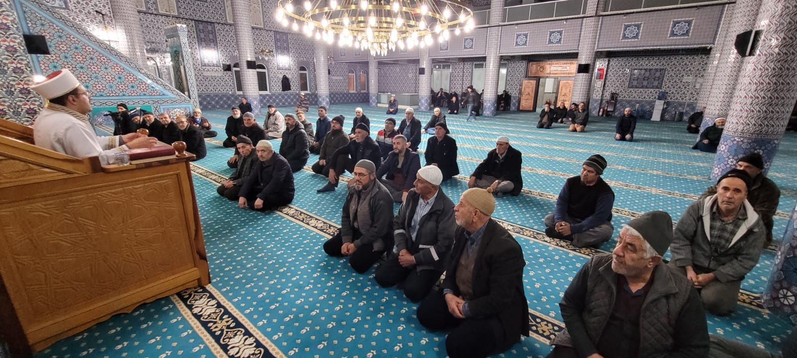 Mahalle sakinleri  müftü yardımcısı Küçük'ün sohbetinde bir araya geldi