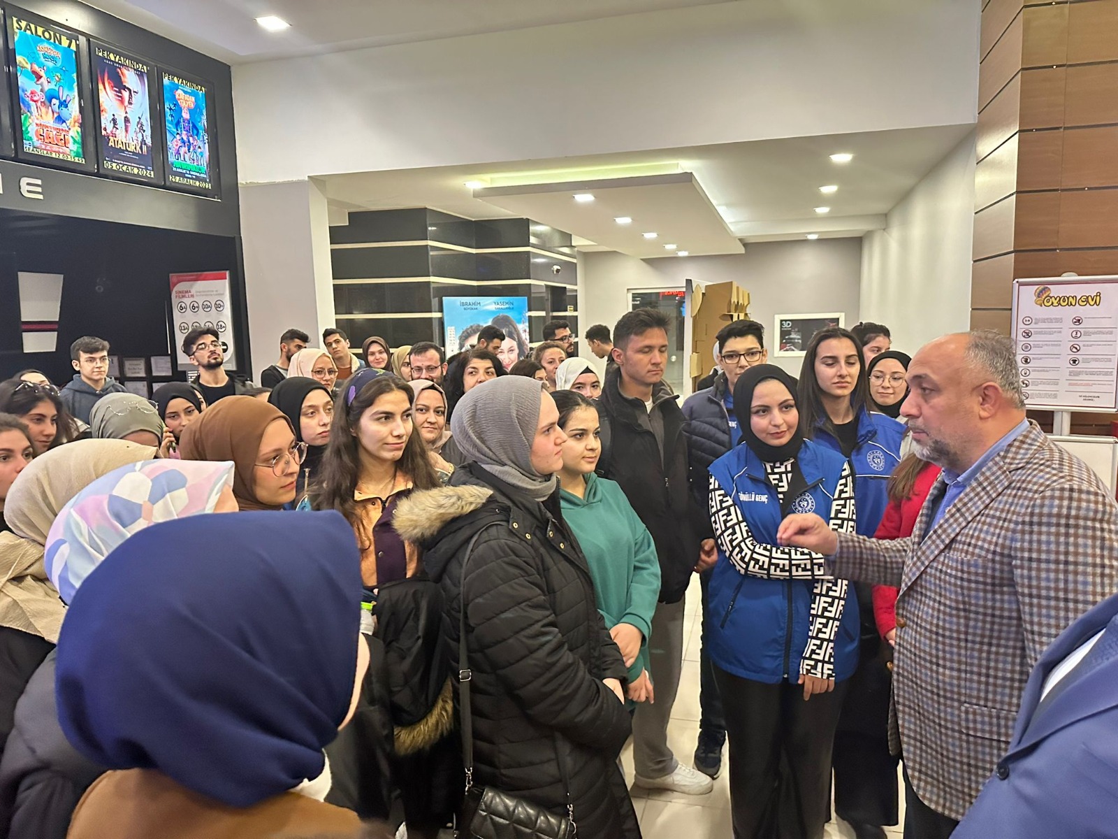 Gençler için sinemada sosyal etkinlik