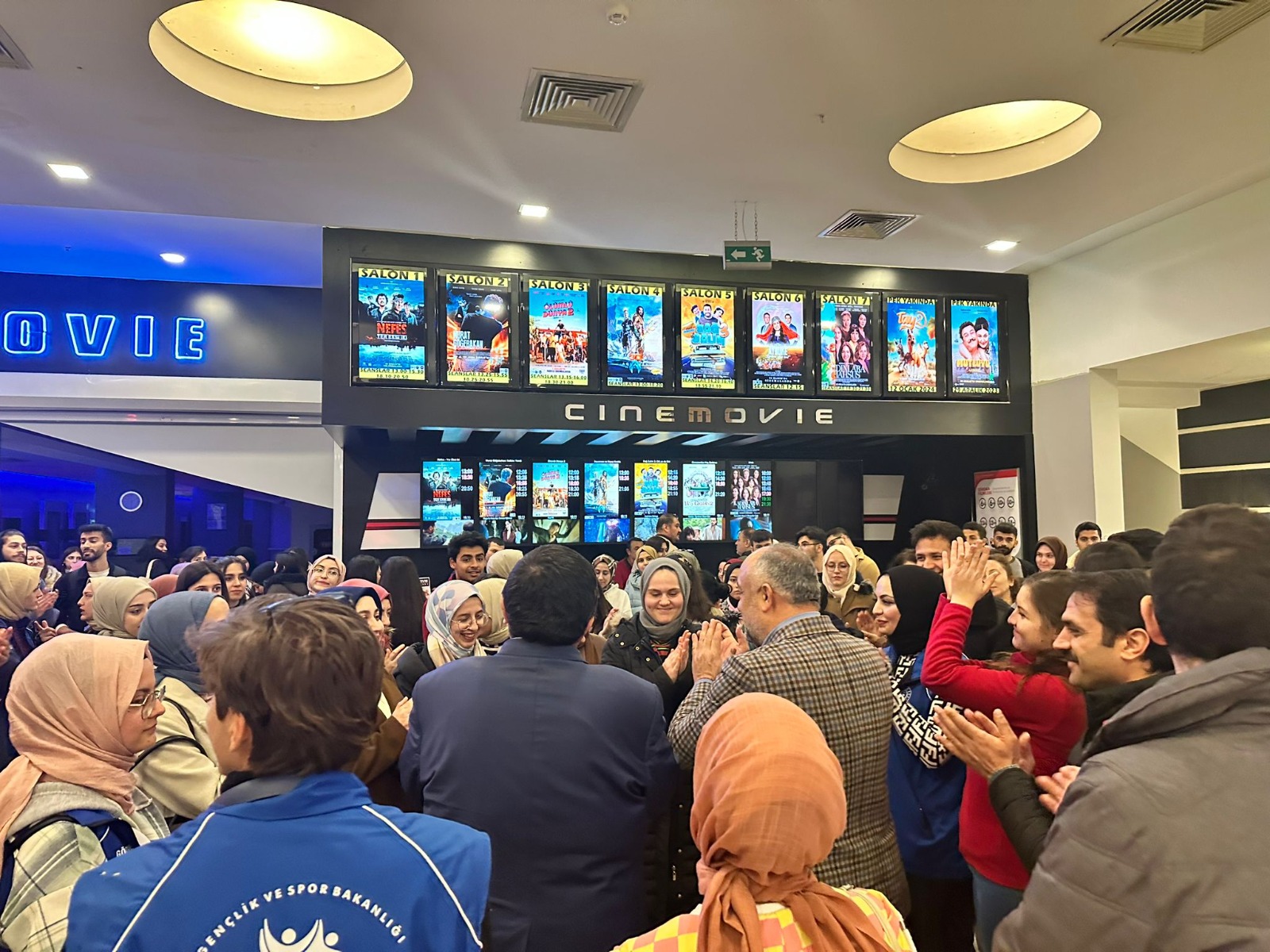 Gençler için sinemada sosyal etkinlik