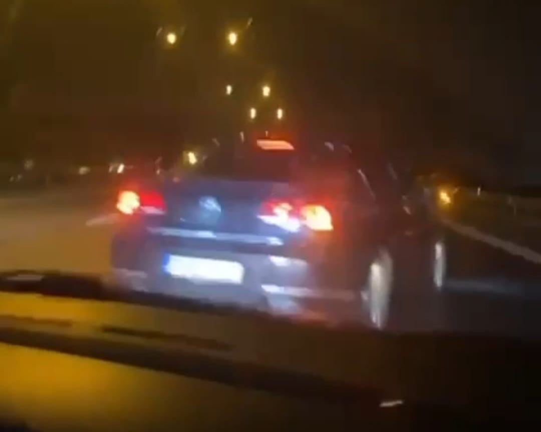 OTOYOLDA SIKIŞTIRDI, ÖNÜNÜ KESTI