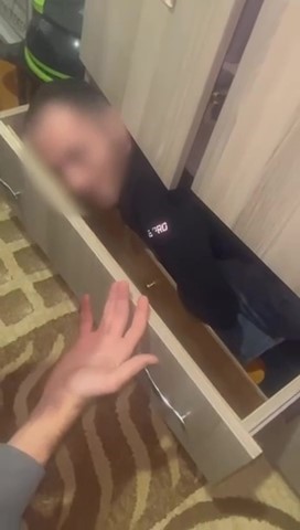 CEZAEVİ KORKUSUNDAN ÇEKMECEYE GİRDİ