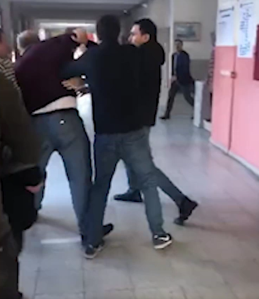 VELİLER OKULU BASIP ÖĞRETMENLERİ DÖVDÜ!
