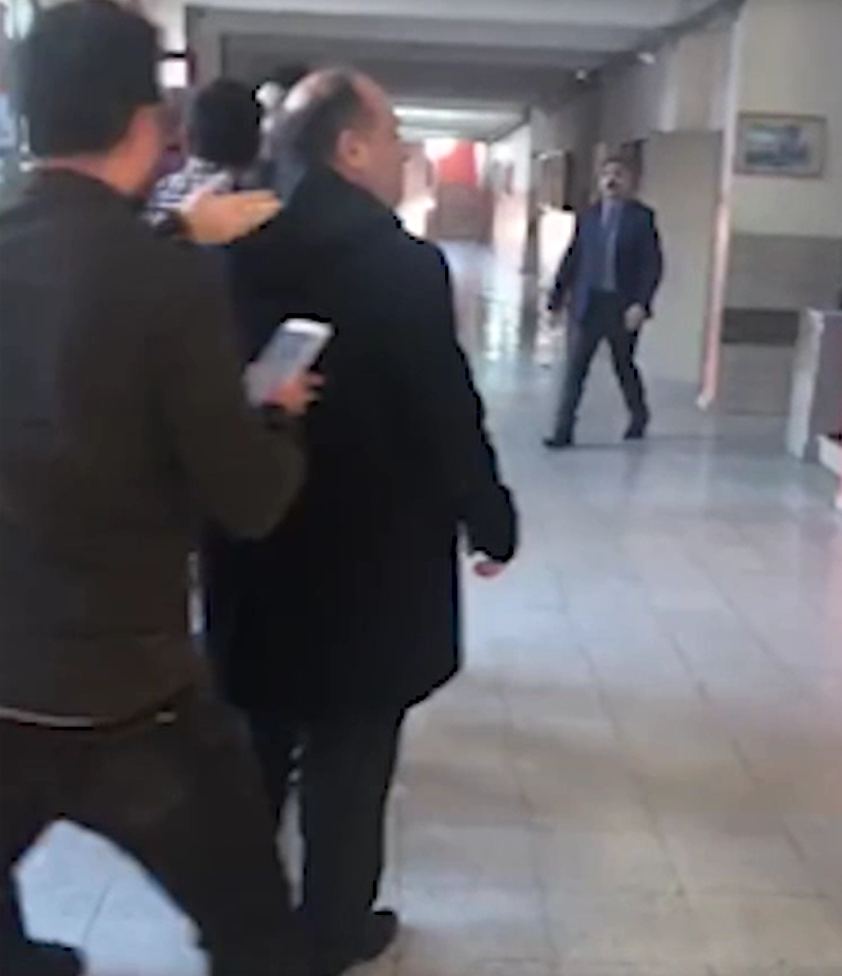 VELİLER OKULU BASIP ÖĞRETMENLERİ DÖVDÜ!